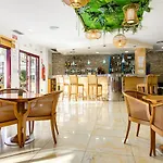 فندق Daniya & Business 4*